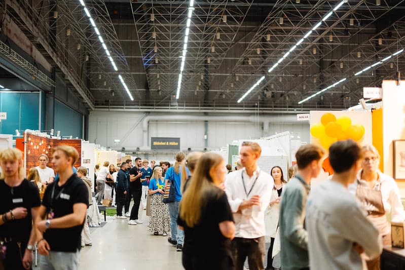 Studenter som utforskar olika utställningsmontrar