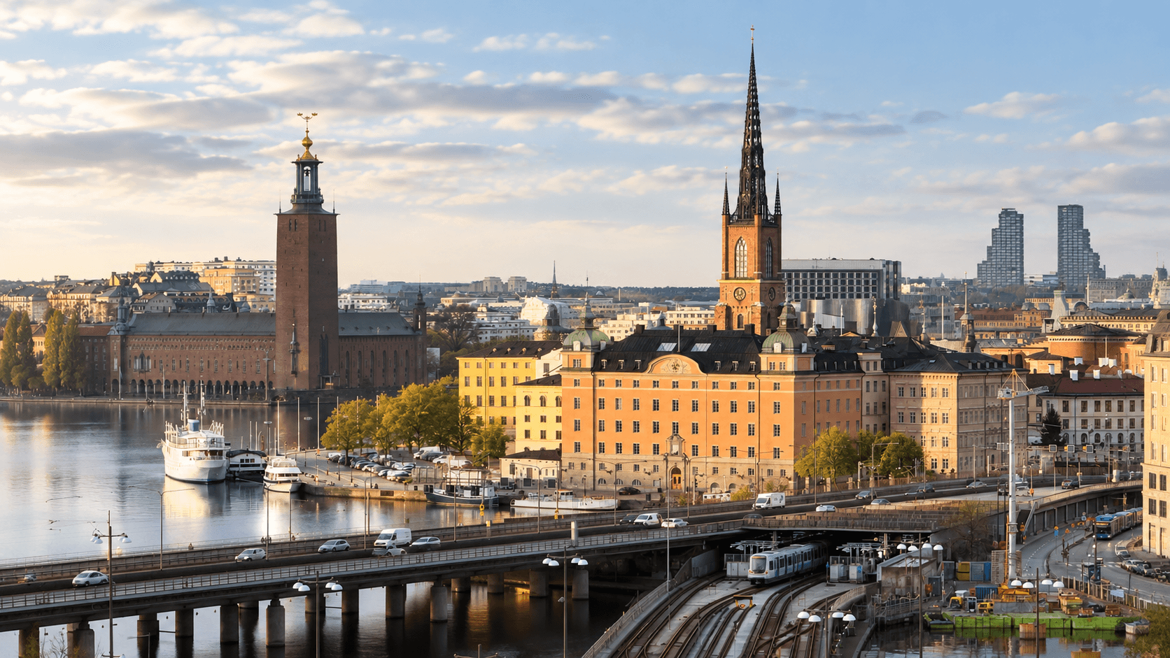 En panoramavy över Stockholm med Riddarholmen och Stadshuset i centrum, där Stadshuset och Riddarholmskyrkan syns tydligt.